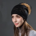 Bonnet en tricot noir pour femme avec pompon en fourrure et détails en perles - Taille unique / Noir + Pompon Naturel