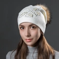 Gorro de invierno de punto blanco con perlas, pedrería y un gran pompón de piel real - Blanco con Pompón de Color Natural