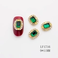 Abalorio dorado para uñas con gema verde rectangular y cristales blancos, 9x11mm - Estilo Rectángulo Verde (1716)