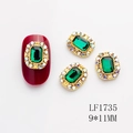 Abalorio de uñas esmeralda con diamantes arcoíris y base dorada, tamaño 9x11mm - Estilo Rectángulo Verde (1735)