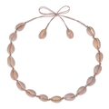 Makroaufnahme der böhmischen Muschelkette mit handgewebter Schnur und natürlicher Textur - Muschelkette / Beige