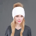 Berretto in maglia bianca con pompon di pelliccia marrone e polsino a costine - Bianco con Pompon di Colore Naturale