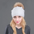 Berretto in maglia grigio chiaro con pompon in vera pelliccia di procione marrone - Grigio Chiaro Con Pompon Naturale
