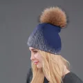 Gorro de punto de invierno azul marino con purpurina plateada y pompón de piel sintética - Azul Plata con Pompón de Color Natural