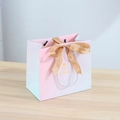 Sac cadeau dégradé rose et bleu avec poignées en corde blanche et nœud en soie dorée - Ruban Doré / Petit