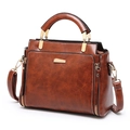 Bolso de mano marrón en colores contrastados con asa superior y herrajes dorados - Marrón