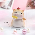 Cartoon Harz Katze Figur mit rotem Hut und gelbem Fächer, Maße 5,9x5,1x5,2 CM - Palastkatze Kaiser A
