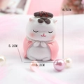 Weiße Vintage Katzenfigur mit rosa Umhang für Kuchen oder Autodeko, Höhe 6,5 cm - Palastkatze Konkubine D