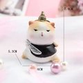 Retro-Hofkatze Figur mit Goldhelm und Silberfisch, 7,4x5,3cm Tischdekoration Ornament - Palastkatze General C