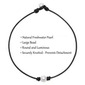 Collar artesanal con grandes perlas naturales de agua dulce en cordón negro - Estilo de Perla Natural de Agua Dulce Única