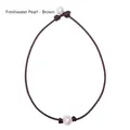 Dettaglio perla d'acqua dolce bianca su collana in pelle marrone con chiusura a nodo - Collana in Corda di Pelle Marrone con Perla Singola