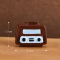 Miniatur-Vintage-Radio aus Kunstharz in Braun und Weiß, Größe 1,7 cm x 2,1 cm - Aufblasbare Radio Requisite