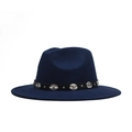 Dettaglio di cappello fedora blu navy con borchie metalliche su fascia in pelle nera - Adulto 56-60cm / Blu navy
