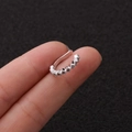 Primo piano dettagliato di un ear cuff in argento a forma di U con zirconi scintillanti - 1# Quadrato