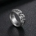 Vista macro di un inserto a catena rotante su un anello in acciaio inossidabile argento - US 6 / Colore Acciaio Integrale