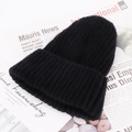 Klassische schwarze Rippstrickmütze mit breitem Umschlag für Winterwärme und Komfort - Einheitsgröße / Schwarz