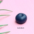 Detailansicht eines 1x1,8 cm Miniatur-Blaubeer-Anhängers aus Harz für DIY-Schmuck - Blaubeere