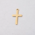 Macro di un ciondolo a croce in acciaio dorato 12x20mm con finitura a specchio lucida - Oro