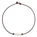 Vue détaillée de trois perles blanches sur un collier en cuir marron avec fermoir perle - Style Corde en Cuir à 3 Perles de Coquillage / Marron