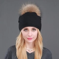 Schwarze Strickmütze für Damen mit einem großen flauschigen braunen Kunstfell-Pompon - Schwarz + Naturfarbener Pompon