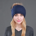 Berretto in maglia di lana blu navy con un grande pompon in finta pelliccia marrone - Blu Navy + Pompon di Colore Naturale