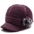Violetter Damen-Strickhut mit Schirm, Kunstpelzblume und warmem, dickem Innenfutter - Lila
