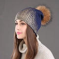 Berretto in maglia blu scuro con strisce dorate e pompon in pelliccia marrone morbida - Blu Oro con Pompon di Colore Naturale