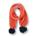 Dettaglio ravvicinato della sciarpa in maglia arancione con grandi pompon multicolore - Sciarpa Bambini Contrasto Nero