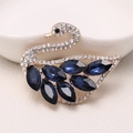 Spilla a forma di cigno dorato con strass scintillanti e ali in cristallo blu scuro - MM-BR-0495 Oro (Cigno)