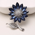 Eleganter Blumen-Anstecknadel mit tiefblauen Kristallen und klaren Strasssteinen in Silberoptik - Weiß K/Silber