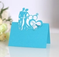 Détail macro du marque-place de mariage découpé au laser bleu ciel avec motifs Mr & Mrs - Bleu Ciel