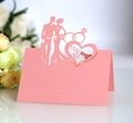 Gros plan du marque-place de mariage rose découpé au laser avec silhouettes Mr & Mrs - Rose