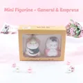 Chinesische kaiserliche Katzenfiguren in General- und Kaiserinkostümen in Geschenkbox - Mini General & Konkubine Katzen (2er-Set)