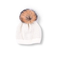 Dettaglio del berretto in maglia a coste bianca con un grande pompon marrone in ecopelliccia - Bianco Stile Filo Metallico Pompon in Pelliccia