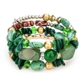 Vista detallada de la pulsera multicapa bohemia con cuentas turquesas y toques metálicos - Verde