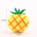 Détail de l'accessoire en peluche ananas avec broderie, mesurant 6,2 cm de haut sur 5,8 cm - N°13 Ananas (Sans Épingle)