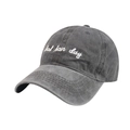 Dettaglio del ricamo bad hair day sul cappellino da baseball grigio antracite lavato - 56-60cm (Regolabile) / Nero