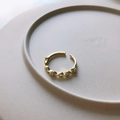 Anello aperto dorato a corda intrecciata con delicate perline su vassoio in ceramica - Anello con Fiore Delicato (J-1064) / Oro 18K