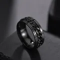 Dettaglio dell'anello rotante con catena cubana nero opaco da uomo in acciaio inox - US 6 / Nero