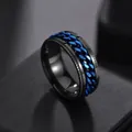Dettaglio macro dell'anello in acciaio nero opaco con catena cubana rotante blu - US 6 / Nero+Blu