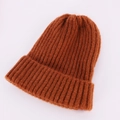 Beige-braune grobe Rippstrickmütze mit Umschlag für optimale Winterwärme - Einheitsgröße / Karamell