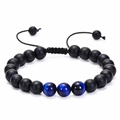 Detail van verstelbare armband met matzwarte stenen en blauwe tijgeroog kralen op de band - Mat Zwarte Steen met Drie Blauwe Tijgeroog-Accenten (Stijl 02)