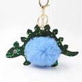 Detail von grüner Pailletten-Dinosaurier-Anhänger mit flauschigem blauem Kunstpelz - Blau