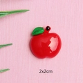 Detailansicht eines 2x2cm roten Apfelanhängers aus Harz für DIY-Ohrringzubehör - Kleine Apfelscheibe