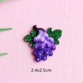 Detailansicht lila Traube Harzanhänger mit grünem Blatt und 2,4x2,5 cm Größenangabe - Weiße Weintrauben