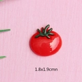 Makroaufnahme eines roten Harztomaten-Anhängers mit grünem Stiel, 1.8x1.9cm für DIY-Handwerk - Tomate