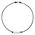 Collier minimaliste en cordon de cuir noir avec trois perles blanches sur fond blanc - Style Corde en Cuir à 3 Perles de Coquillage / Noir