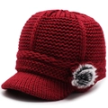 Dicke dunkelrote Strickmütze für Damen mit Schirm und flauschigem Bommeldetail - Rot