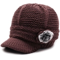 Dunkelbraune Winterstrickmütze mit Schirm, dicker Textur und Kunstpelz-Bommel-Detail - Kaffeebraun