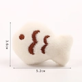 Vue détaillée de la broche peluche poisson mesurant 5,2 cm de long et 3,6 cm de haut - Petit Poisson avec Broche